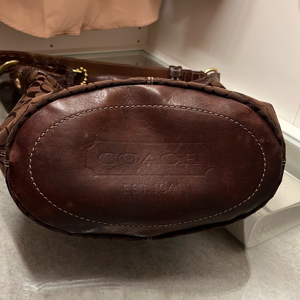 Vintage coach bag from 2005 collection, smoke free home. It is in great conditio